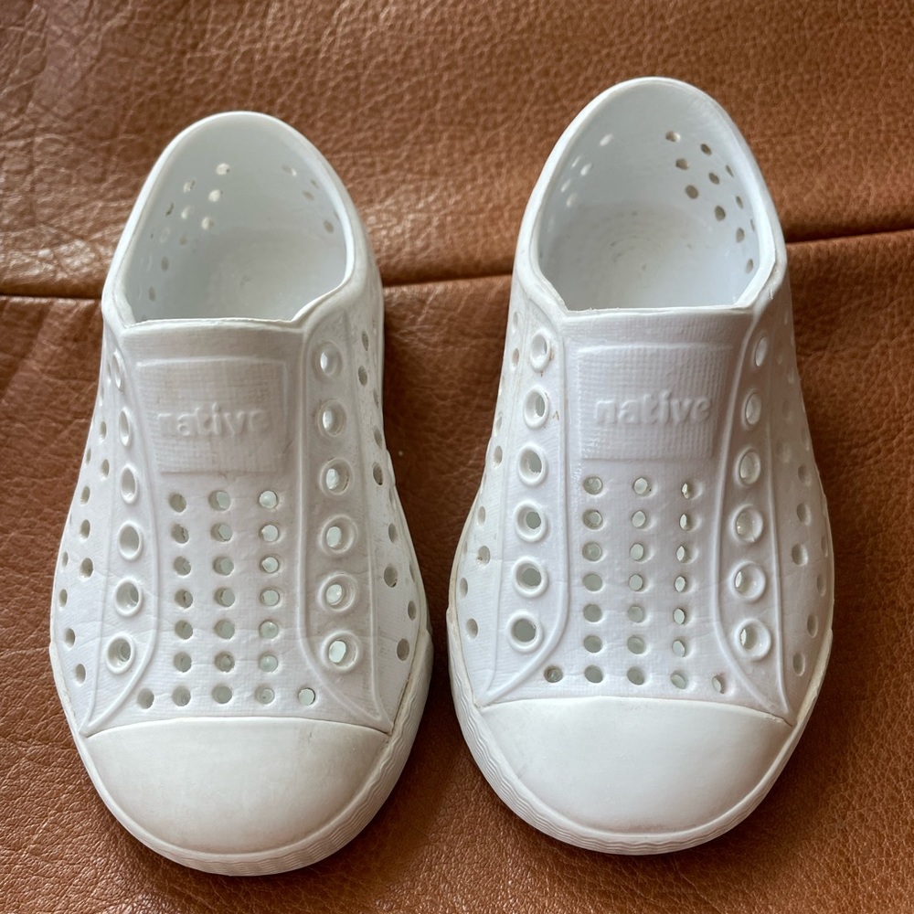 White Jefferson Natives size toddler 5